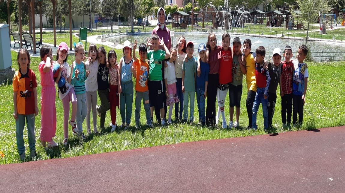 1/B Sınıfı Öğrencilerimiz Fevzi Çakmak Parkında Gezi Düzenlediler. 